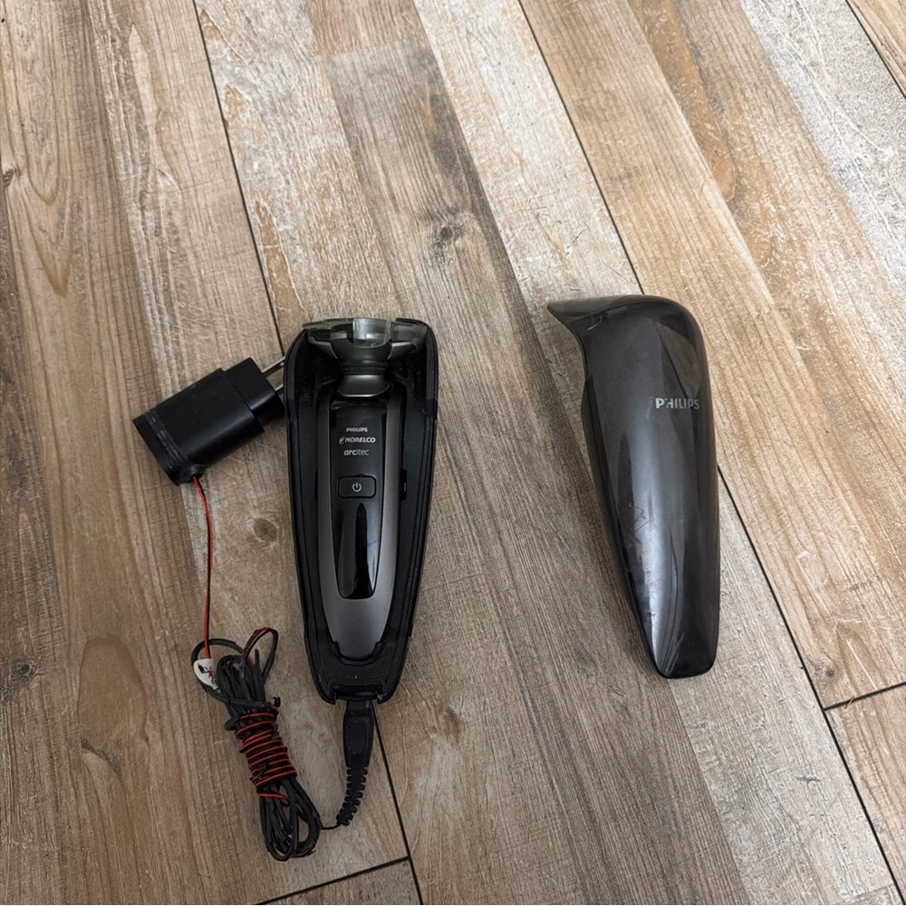 Philips Black Electric Shaver with Charger and Cover